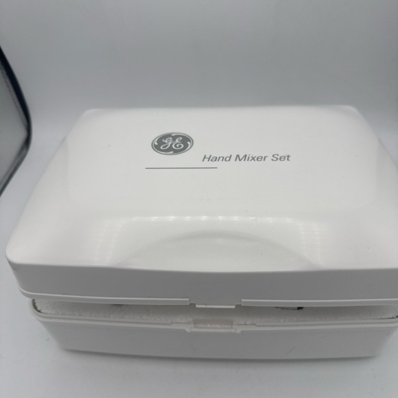 GE 6 Speed Hand Mixer w/ Storage Case 2 Beaters 2 Dough Hooks, 1 Whisk Works - Picture 5 of 13